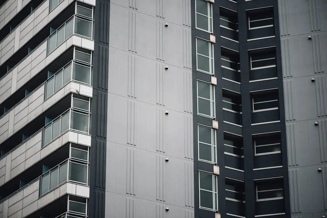 Modern apartman bloğunun balkonlu cephe detayı