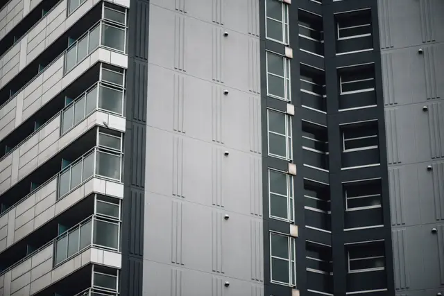 Modern apartman bloğunun balkonlu cephe detayı