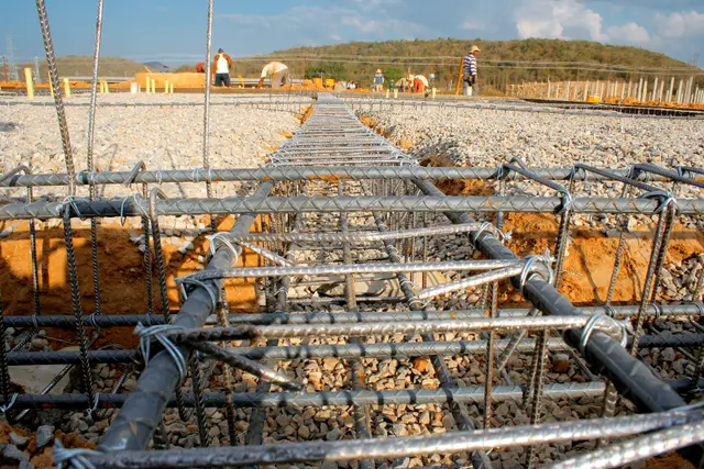 Temel için serilmiş inşaat demiri donatı ızgarası