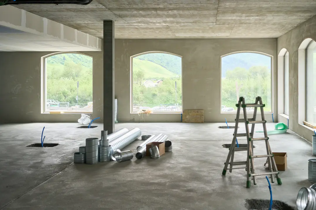 Sıvası tamamlanmış, tesisat malzemelerinin beklediği boş iç mekan