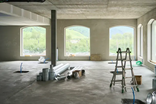 Sıvası tamamlanmış, tesisat malzemelerinin beklediği boş iç mekan