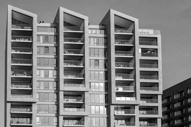 Geniş pencereli ve balkonlu çok katlı konut bloğu