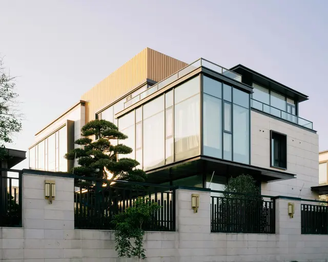 Cam cepheli, bahçe duvarlı modern konut