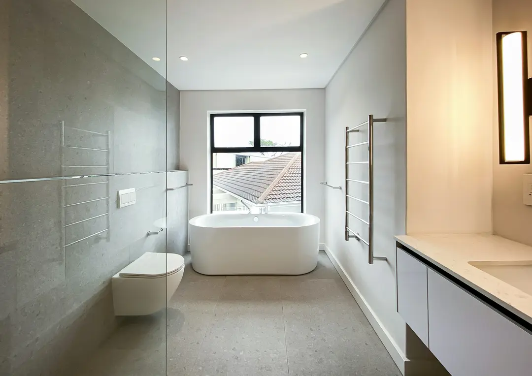 Gri seramik kaplı, küvetli sade banyo